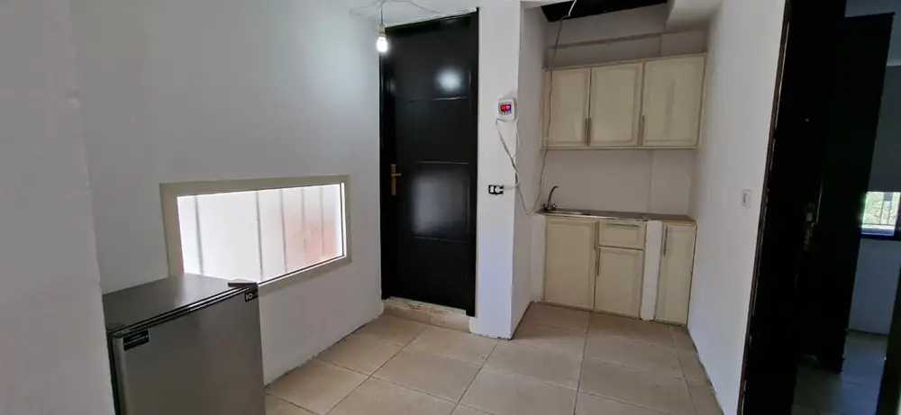 مطبخ شاليه صغير مع ثلاجة وخزائن